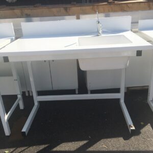 Plan vasque résine + mitigeur sur structure acier